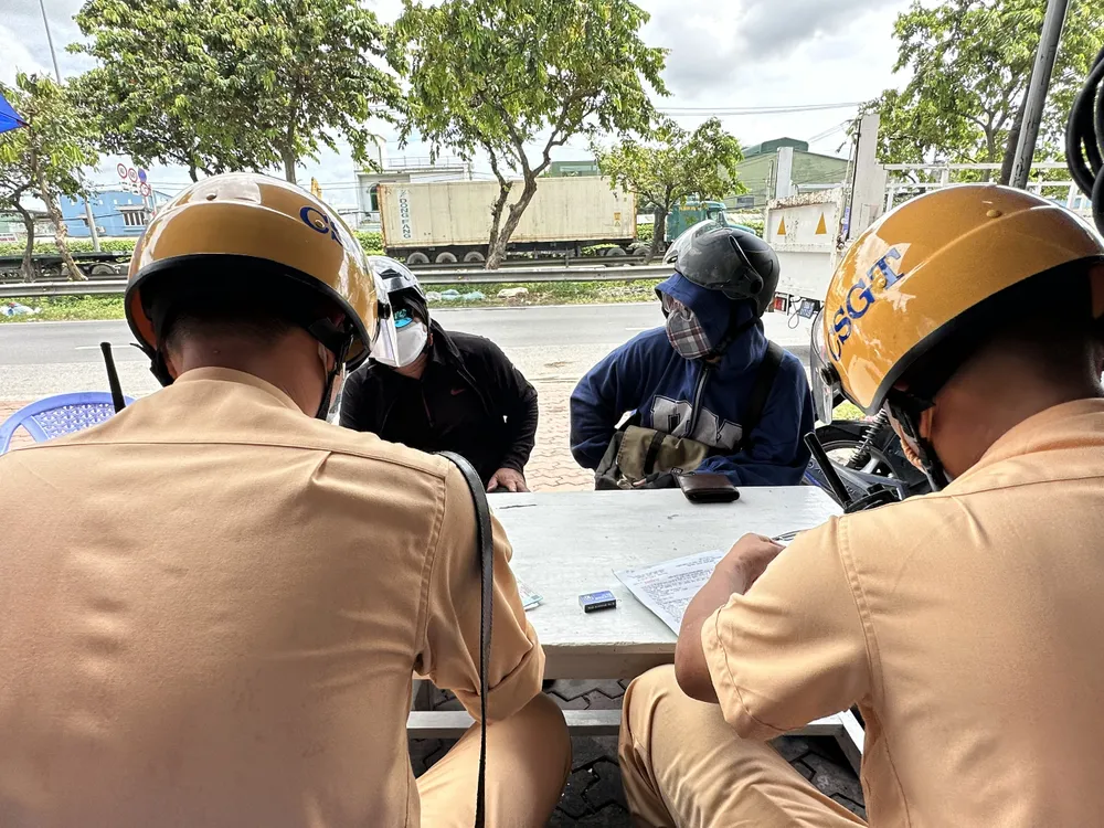 Hai trường hợp bị xử lý vi phạm tốc độ. Ảnh: CHÍ THẠCH Hai trường hợp bị xử lý vi phạm tốc độ. Ảnh: CHÍ THẠCH