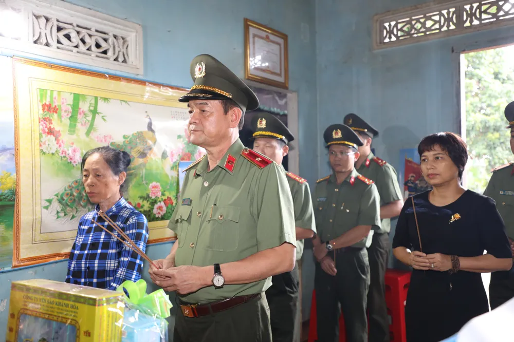 Đoàn công tác đã đến thắp hương, thăm hỏi, động viên gia đình các liệt sĩ hy sinh khi làm nhiệm vụ tại xã Ea Tiêu và xã Ea Ktur (huyện Cư Kuin, tỉnh Đắk Lắk). Ảnh: NGUYỄN TRANG Đoàn công tác đã đến thắp hương, thăm hỏi, động viên gia đình các liệt sĩ hy sinh khi làm nhiệm vụ tại xã Ea Tiêu và xã Ea Ktur (huyện Cư Kuin, tỉnh Đắk Lắk). Ảnh: NGUYỄN TRANG