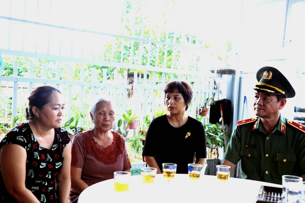 Thiếu tướng Lê Hồng Nam, Giám đốc Công an TPHCM ân cần hỏi thăm, chia sẻ với các gia đình. Ảnh: NGUYỄN TRANG Thiếu tướng Lê Hồng Nam, Giám đốc Công an TPHCM ân cần hỏi thăm, chia sẻ với các gia đình. Ảnh: NGUYỄN TRANG