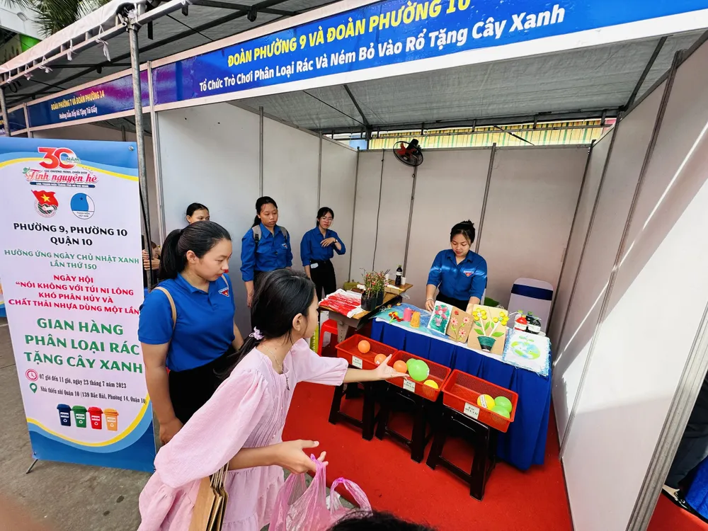 Các em thiếu nhi chơi các trò chơi phân loại rác. Ảnh: CHÍ THẠCH