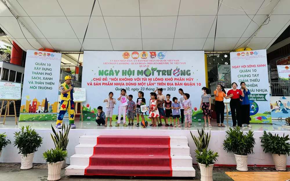 Các em thiếu nhi chơi các trò chơi tại Ngày hội Môi trường với chủ đề “Nói không với túi ni lông khó phân hủy và sản phẩm nhựa dùng một lần” trên địa bàn quận 10 năm 2023. Ảnh: CHÍ THẠCH