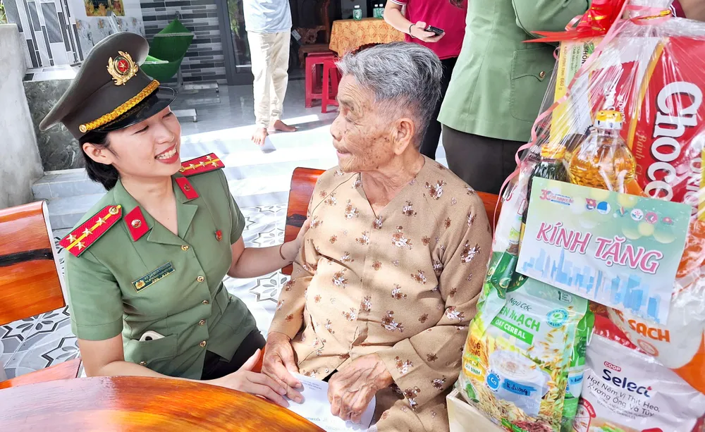 Thăm hỏi, tặng quà tri ân các Bà mẹ Việt Nam Anh hùng ở huyện Củ Chi