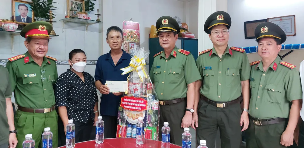 Giám đốc Công an TPHCM đến thăm hỏi, tặng quà gia đình chính sách ở quận 4