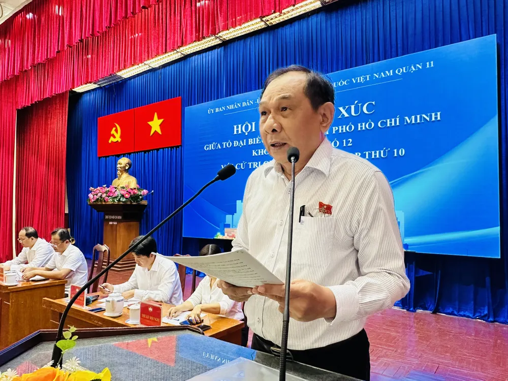 ĐB Trần Quang Thắng, Viện trưởng Viện Kinh tế và quản lý TPHCM báo cáo sơ lược về kỳ họp HĐND TPHCM lần thứ 10. Ảnh: CHÍ THẠCH