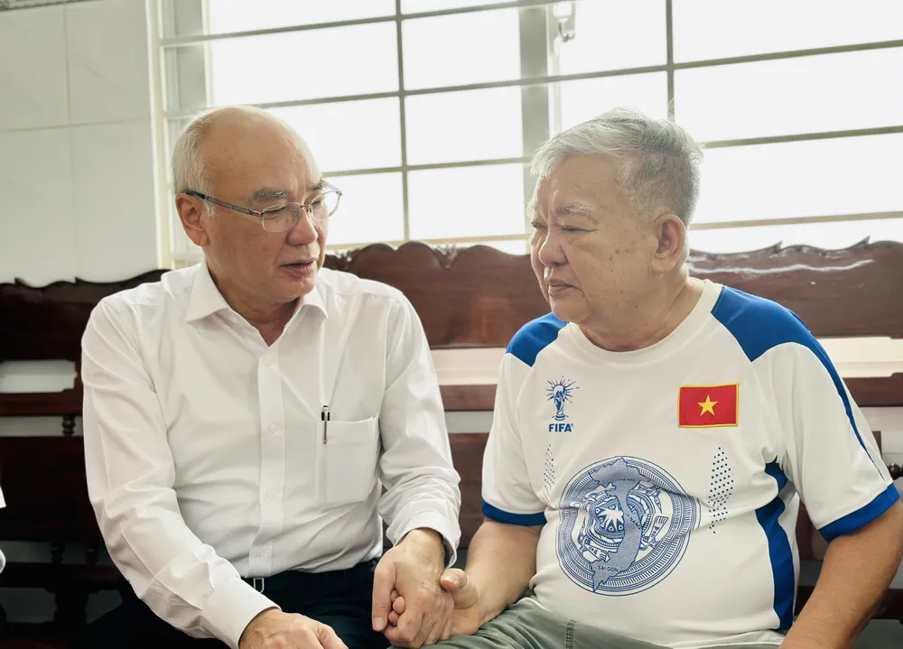 Trưởng Ban Tuyên giáo Thành ủy TPHCM Phan Nguyễn Như Khuê đã ân cần thăm hỏi sức khỏe ông Cao Vũ Thanh Bình. Ảnh: CHÍ THẠCH Trưởng Ban Tuyên giáo Thành ủy TPHCM Phan Nguyễn Như Khuê đã ân cần thăm hỏi sức khỏe ông Cao Vũ Thanh Bình. Ảnh: CHÍ THẠCH