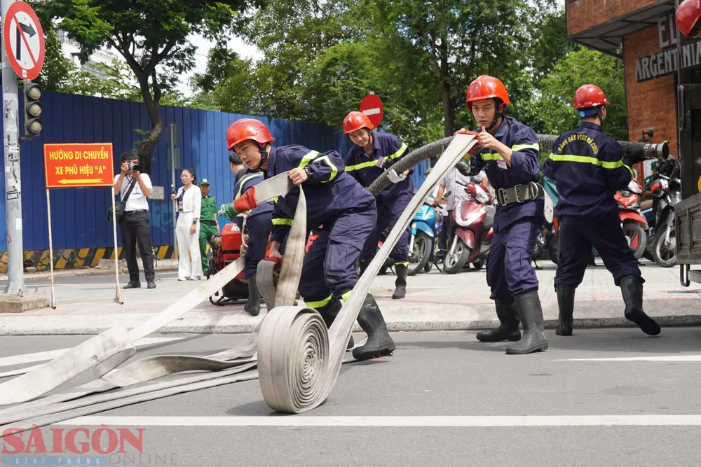 Lực lượng PCCC tại hiện trường. Ảnh: HOÀNG HÙNG