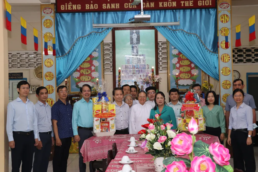 Chủ tịch Ủy ban MTTQ Việt Nam TPHCM Trần Kim Yến thăm, tặng quà Phối sư Hương Đang, Phó Ban Đại diện Hội thánh Cao đài Ban chỉnh đạo tại TPHCM