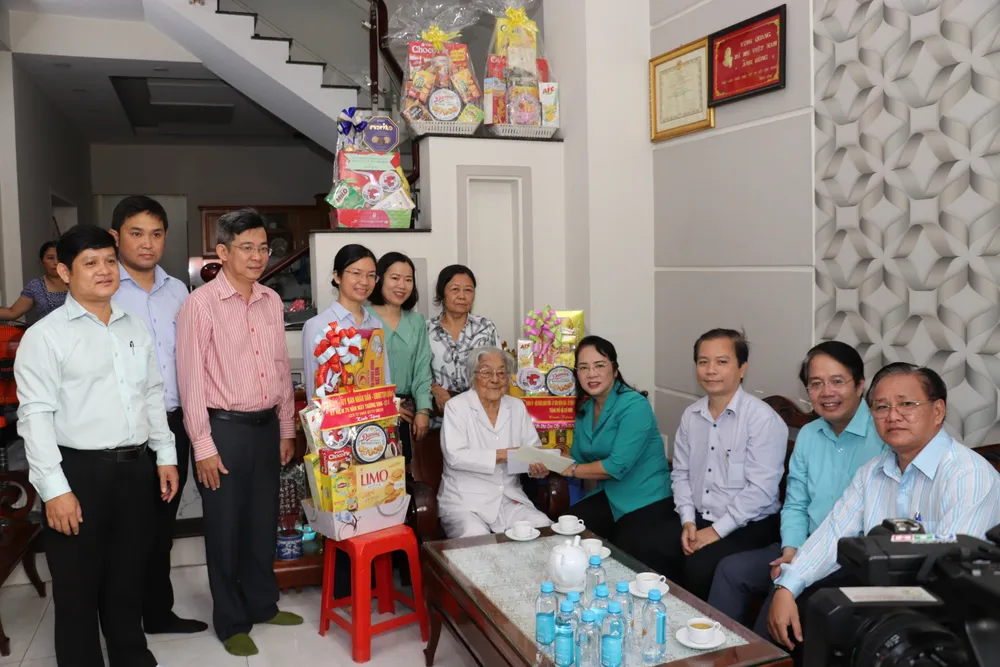 Chủ tịch Ủy ban MTTQ Việt Nam TPHCM Trần Kim Yến thăm hỏi tặng quà Mẹ Việt Nam Anh hùng Lê Thị Ánh