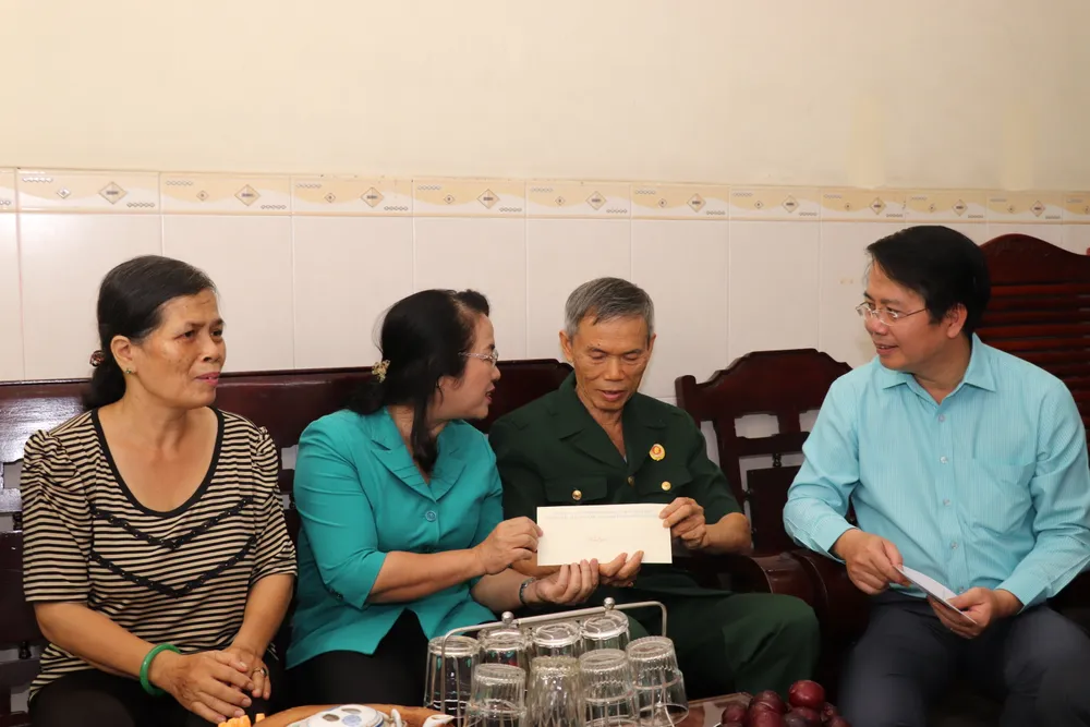 Chủ tịch Ủy ban MTTQ Việt Nam TPHCM Trần Kim Yến thăm, tặng quà thương binh Nguyễn Văn Mậu