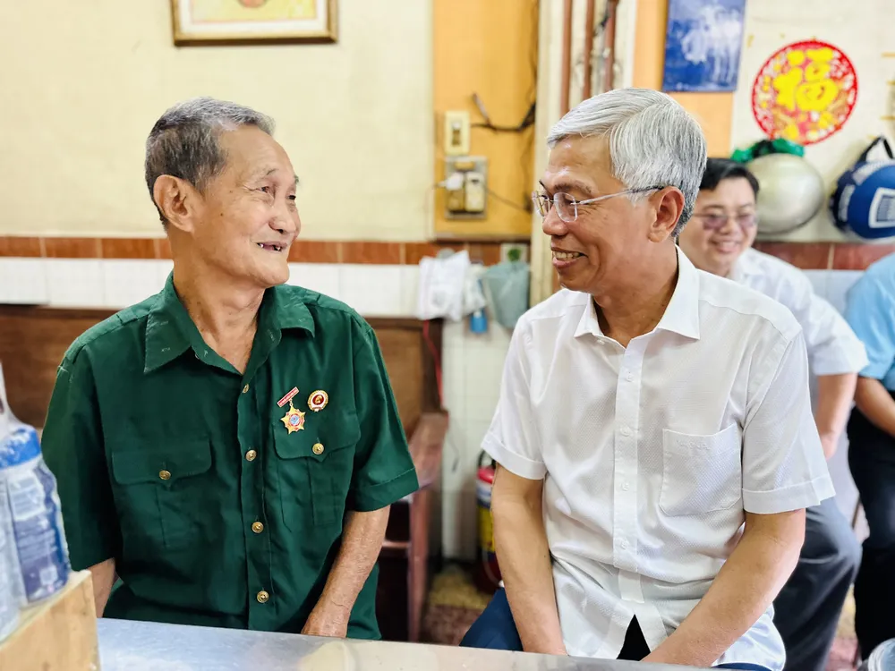 Phó Chủ tịch UBND TPHCM Võ Văn Hoan ân cần thăm hỏi ông Huỳnh A Quang. Ảnh: CHÍ THẠCH