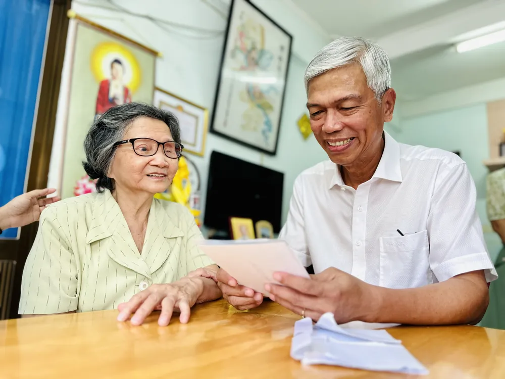 Phó Chủ tịch UBND TPHCM Võ Văn Hoan thăm thương binh Phùng Ngọc Anh. Ảnh: CHÍ THẠCH