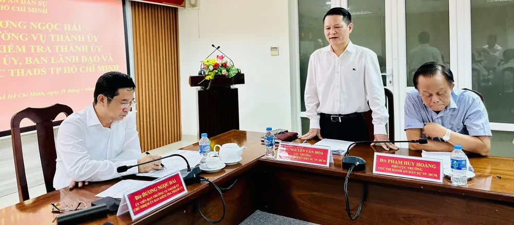 Cục trưởng Cục THADS TPHCM Nguyễn Văn Hòa báo cáo với đoàn. Ảnh: CHÍ THẠCH Cục trưởng Cục THADS TPHCM Nguyễn Văn Hòa báo cáo với đoàn. Ảnh: CHÍ THẠCH