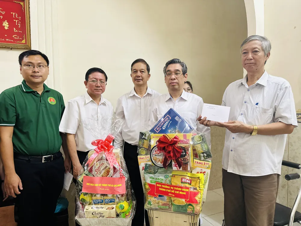 Đoàn tới thăm gia đình Mẹ Việt Nam Anh hùng Trần Thị Riệc: Ảnh: CHÍ THẠCH Đoàn tới thăm gia đình Mẹ Việt Nam Anh hùng Trần Thị Riệc: Ảnh: CHÍ THẠCH