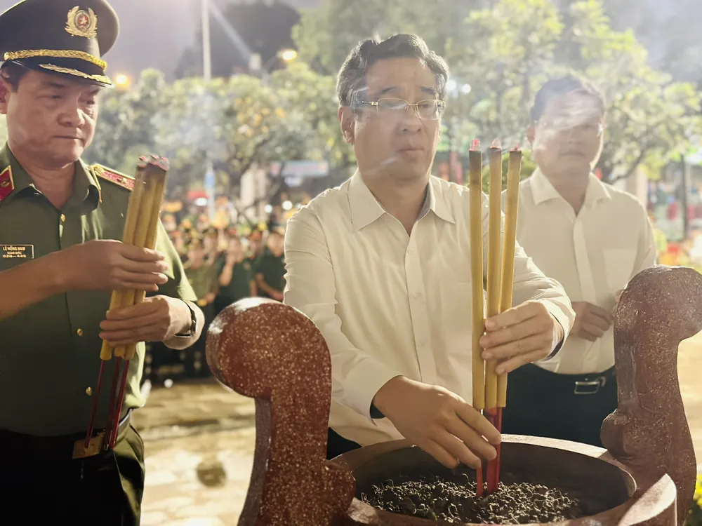 Trưởng Ban Tổ chức Thành ủy TPHCM Nguyễn Phước Lộc dâng hương tưởng nhớ các anh hùng liệt sĩ. Ảnh: CHÍ THẠCH Trưởng Ban Tổ chức Thành ủy TPHCM Nguyễn Phước Lộc dâng hương tưởng nhớ các anh hùng liệt sĩ. Ảnh: CHÍ THẠCH