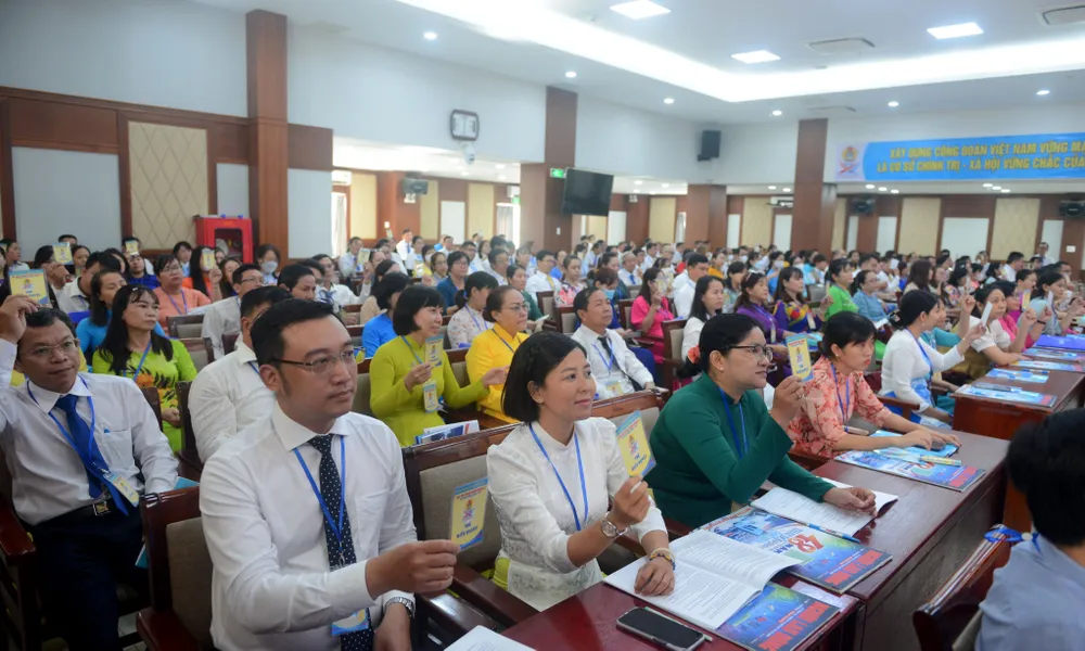 Các đại biểu tham gia biểu quyết tại Đại hội Các đại biểu tham gia biểu quyết tại Đại hội