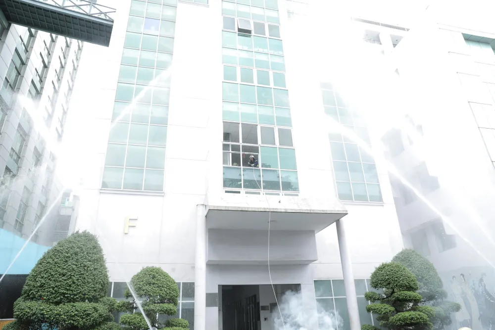 Lực lượng chức năng cứu người từ tầng cao xuống dưới đất an toàn