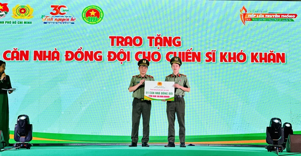 Thiếu tướng Lê Hồng Nam, Giám đốc Công an TPHCM trao tặng căn nhà cho cán bộ chiến sĩ CAND công tác ở quận 11 có hoàn cảnh khó khăn. Ảnh: CHÍ THẠCH Thiếu tướng Lê Hồng Nam, Giám đốc Công an TPHCM trao tặng căn nhà cho cán bộ chiến sĩ CAND công tác ở quận 11 có hoàn cảnh khó khăn. Ảnh: CHÍ THẠCH
