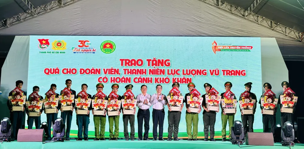 Trưởng Ban Tổ chức Thành ủy TPHCM Nguyễn Phước Lộc cùng Bí thư Quận ủy quận 11 trao quà cho chiến sĩ CAND, quân dân tự vệ có hoàn cảnh khó khăn ở quận 11 Trưởng Ban Tổ chức Thành ủy TPHCM Nguyễn Phước Lộc cùng Bí thư Quận ủy quận 11 trao quà cho chiến sĩ CAND, quân dân tự vệ có hoàn cảnh khó khăn ở quận 11