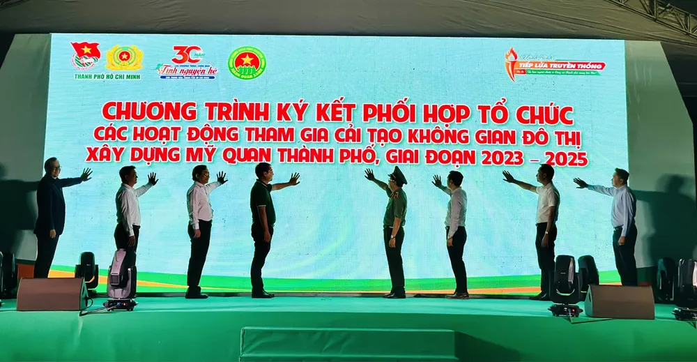 Các đơn vị ký kết phối hợp để cải tạo không gian đô thị. Ảnh: CHÍ THẠCH Các đơn vị ký kết phối hợp để cải tạo không gian đô thị. Ảnh: CHÍ THẠCH