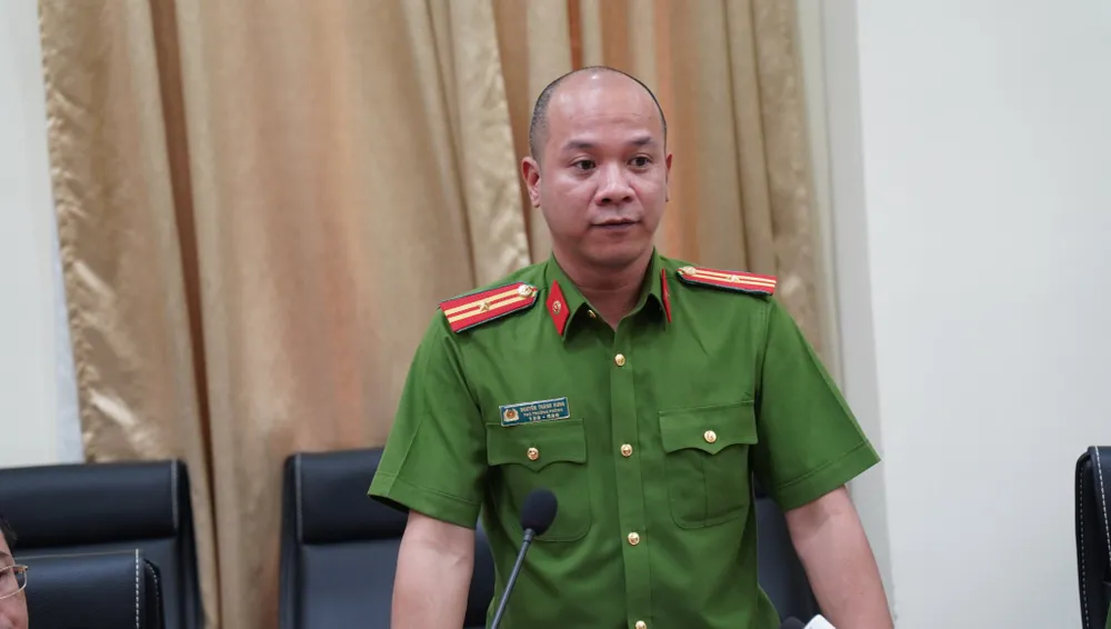 Trung tá Nguyễn Thành Hưng cung cấp thông tin đến báo chí quá trình điều tra, triệt phá vụ án sai phạm trong ngành đăng kiểm. Ảnh: CHÍ THẠCH Trung tá Nguyễn Thành Hưng cung cấp thông tin đến báo chí quá trình điều tra, triệt phá vụ án sai phạm trong ngành đăng kiểm. Ảnh: CHÍ THẠCH