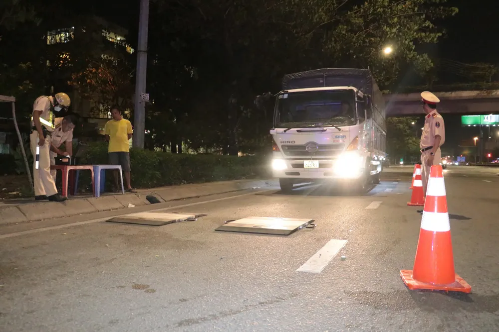 CSGT kiểm tra, xử lý xe chở hàng quá khổ, quá tải