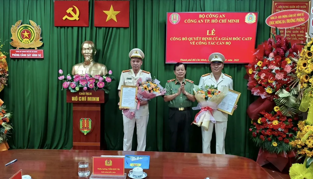 Thiếu tướng Trần Đức Tài, Phó Giám đốc Công an TPHCM trao quyết định cho Trung tá Nguyễn Thành Hưng (bìa trái) Thiếu tướng Trần Đức Tài, Phó Giám đốc Công an TPHCM trao quyết định cho Trung tá Nguyễn Thành Hưng (bìa trái)