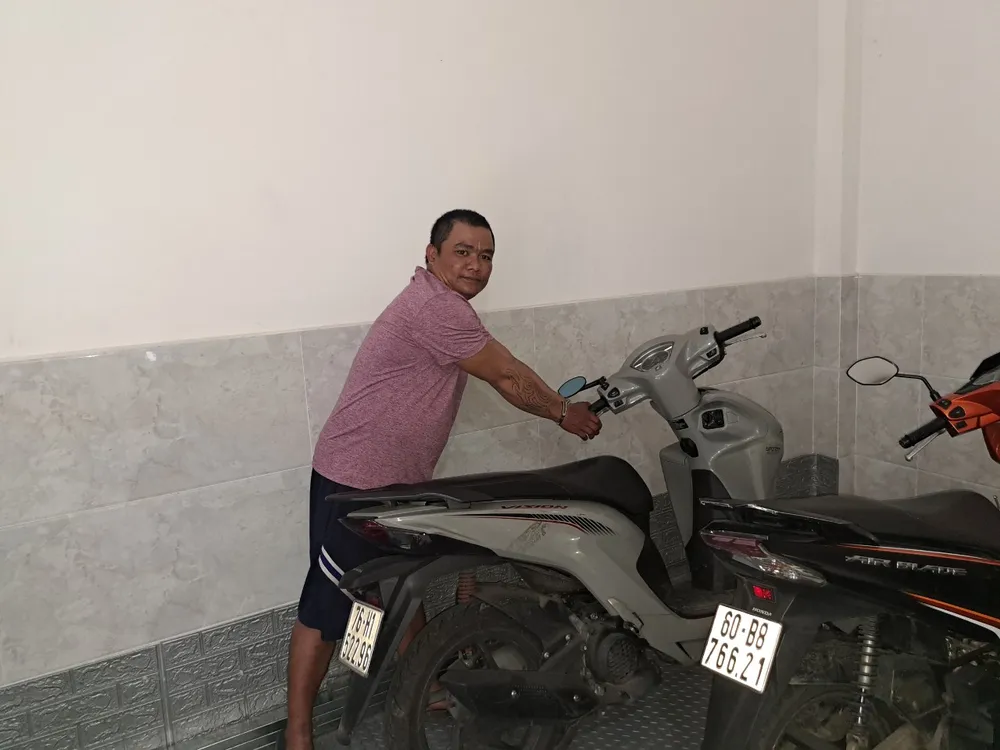 Long thực nghiệm lại hiện trường. Ảnh: CHÍ THẠCH Long thực nghiệm lại hiện trường. Ảnh: CHÍ THẠCH