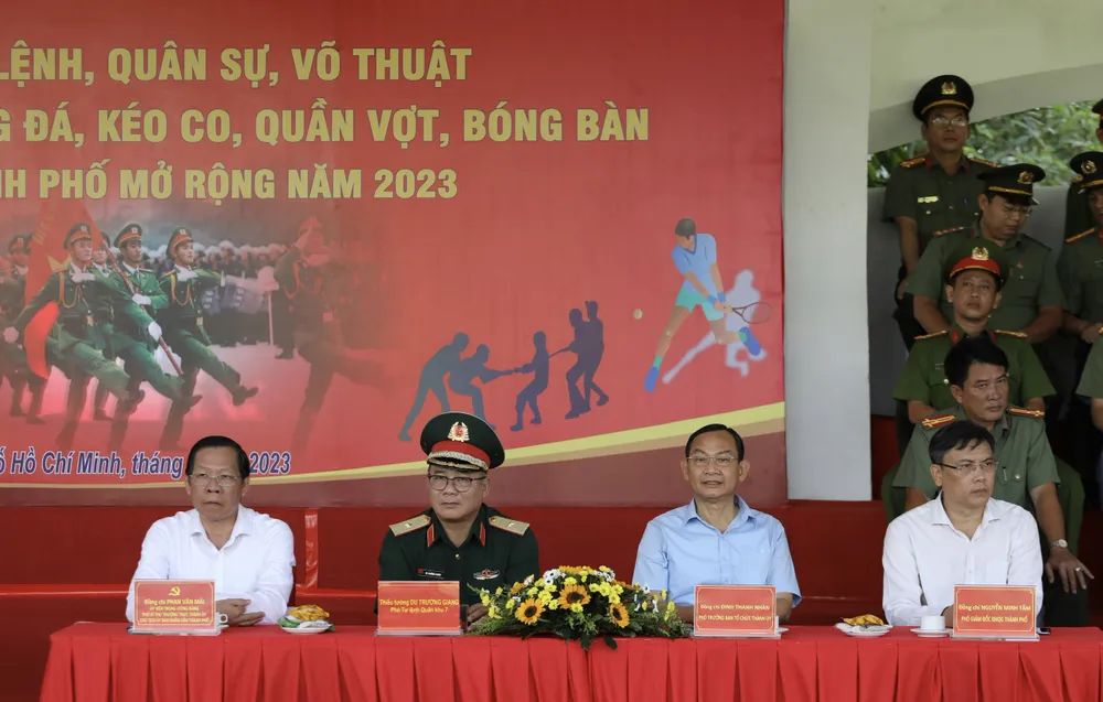 Chủ tịch UBND TPHCM Phan Văn Mãi cùng các đồng chí lãnh đạo tại hội thao, hội thi. Ảnh: DŨNG PHƯƠNG