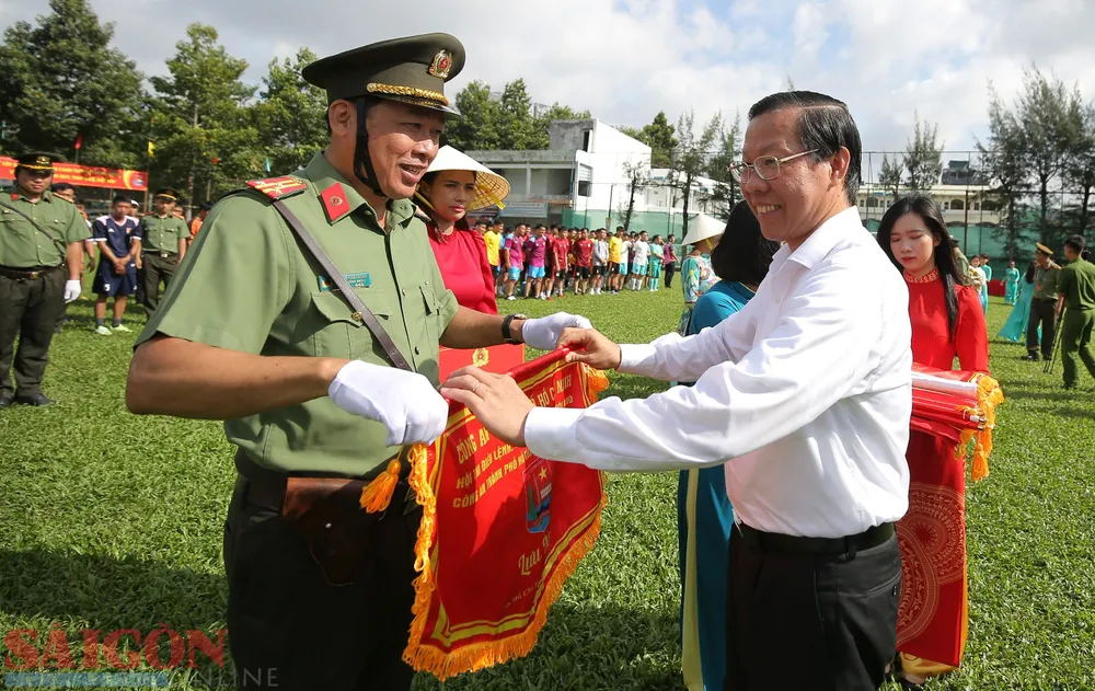 Chủ tịch UBND TPHCM Phan Văn Mãi tặng cờ lưu niệm cho các đội. Ảnh: DŨNG PHƯƠNG