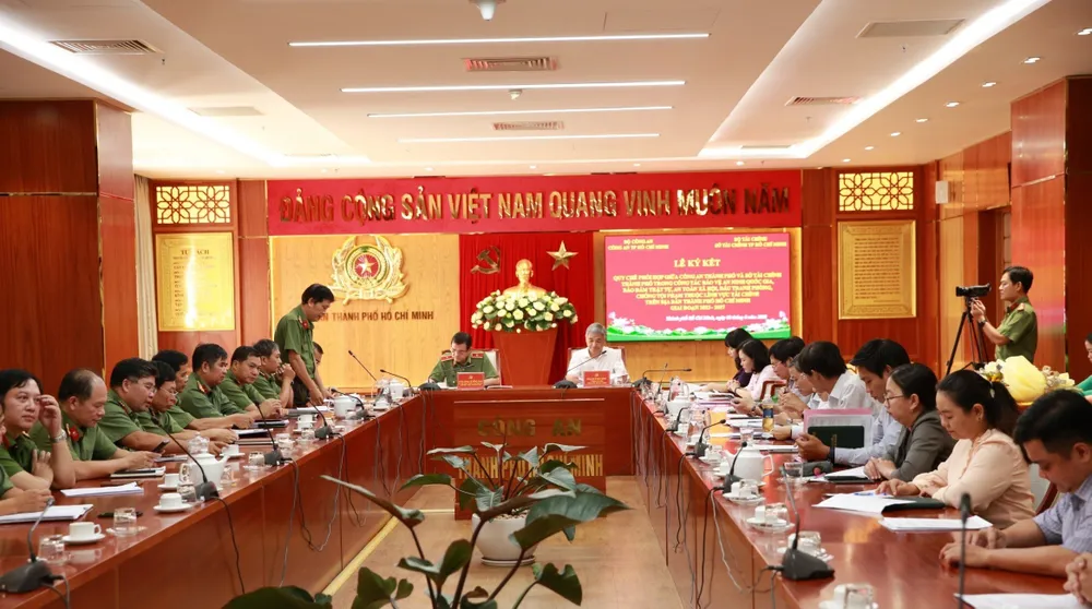 Quang cảnh buổi lễ. Ảnh: CHÍ THẠCH Quang cảnh buổi lễ. Ảnh: CHÍ THẠCH