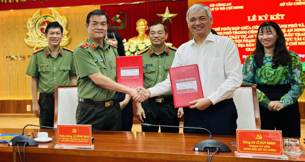 Lãnh đạo các đơn vị tại buổi lễ ký kết quy chế phối hợp giữa Công an TPHCM và Sở Tài chính TPHCM. Ảnh: CHÍ THẠCH Lãnh đạo các đơn vị tại buổi lễ ký kết quy chế phối hợp giữa Công an TPHCM và Sở Tài chính TPHCM. Ảnh: CHÍ THẠCH