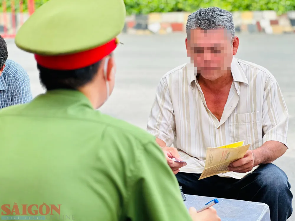 Ông H. làm việc với lực lượng chức năng. Ảnh: CHÍ THẠCH Ông H. làm việc với lực lượng chức năng. Ảnh: CHÍ THẠCH