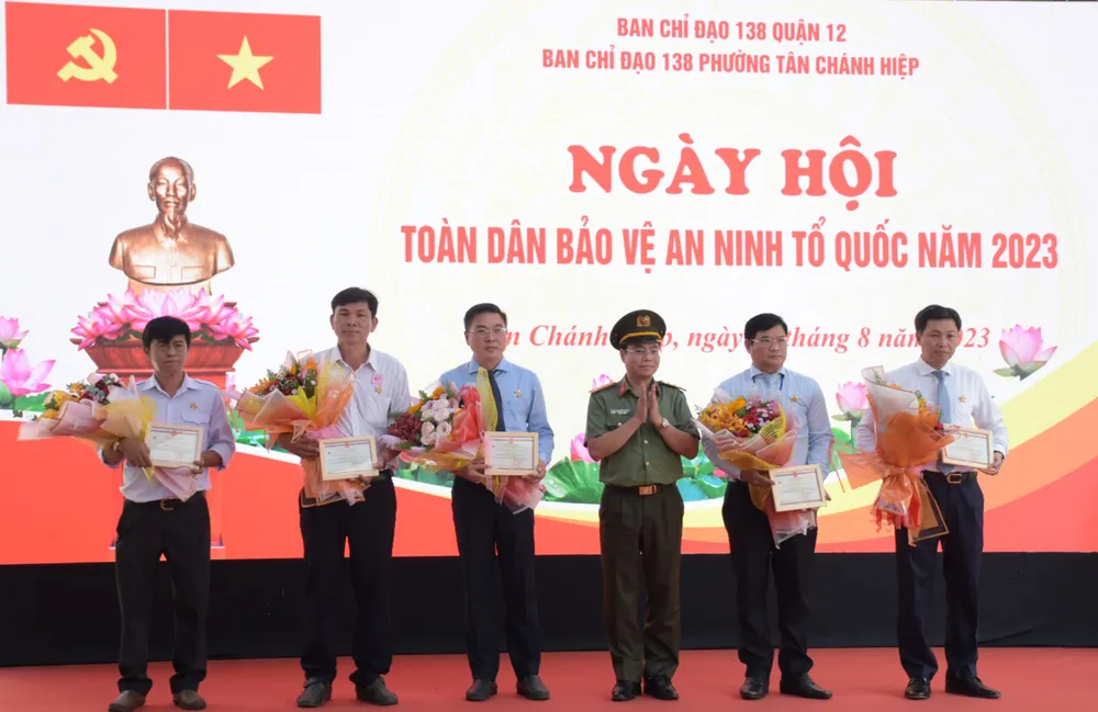 Trao tặng kỷ niệm chương &quot;Bảo vệ an ninh Tổ quốc&quot; cho 5 cá nhân
