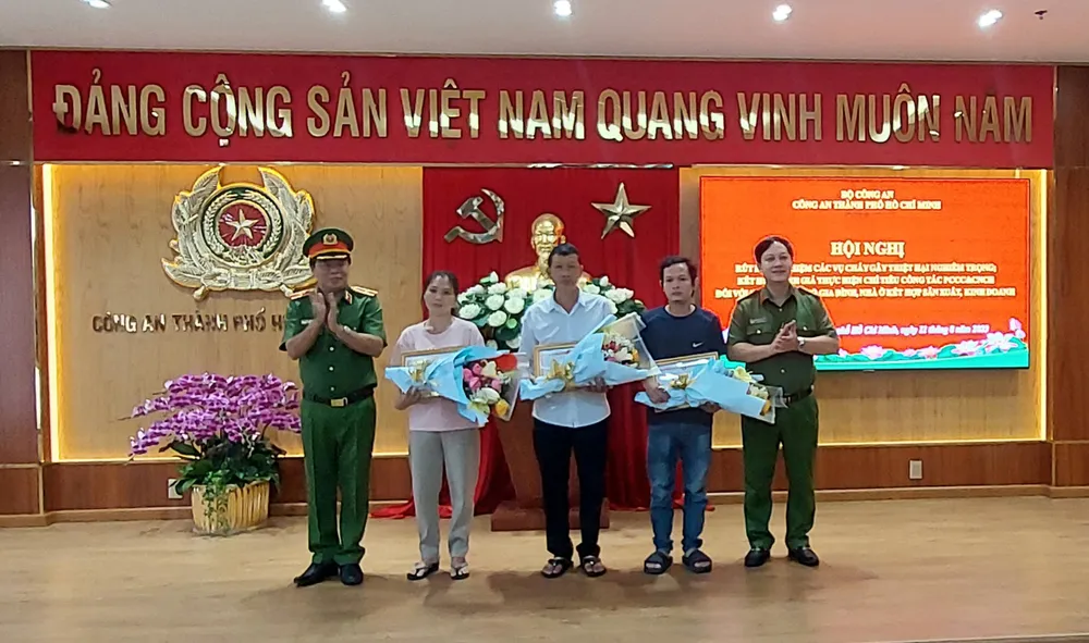 Dịp này, Công an TPHCM tổ chức tuyên dương người dân có đóng góp tích cực trong công tác PCCC-CNCH