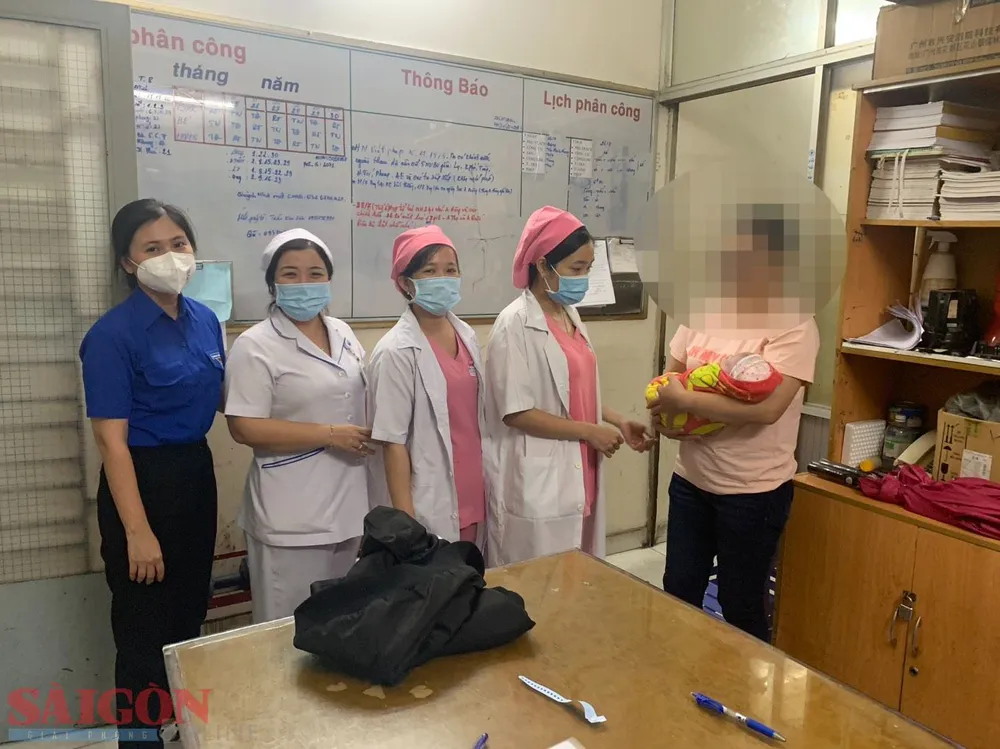 Các bác sĩ trao trả bé cho đơn vị bảo trợ xã hội nuôi dưỡng . Ảnh: A.T Các bác sĩ trao trả bé cho đơn vị bảo trợ xã hội nuôi dưỡng . Ảnh: A.T