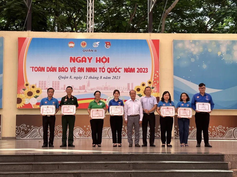 Trao giấy khen và trao tặng phương tiện di chuyển tuần tra xe gắn máy cho 4 bảo vệ dân phố có hoàn cảnh khó khăn Trao giấy khen và trao tặng phương tiện di chuyển tuần tra xe gắn máy cho 4 bảo vệ dân phố có hoàn cảnh khó khăn