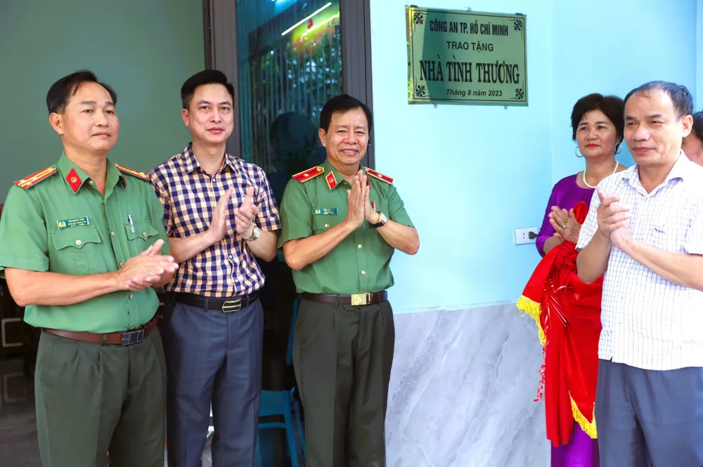 Công an TPHCM trao tặng nhà tình thương. Ảnh: NGUYỄN TRANG