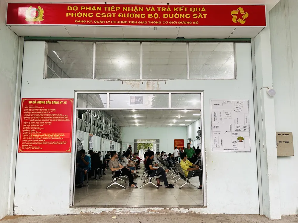 Khá đông người dân chờ làm thủ tục. Ảnh: CHÍ THẠCH Khá đông người dân chờ làm thủ tục. Ảnh: CHÍ THẠCH
