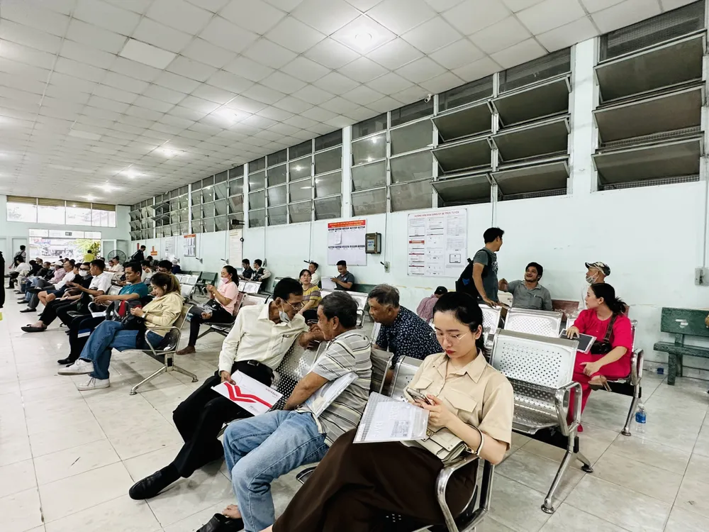 Đông người dân tới làm thủ tục sang tên đổi chủ trước ngày 15-8. Ảnh: CHÍ THẠCH Đông người dân tới làm thủ tục sang tên đổi chủ trước ngày 15-8. Ảnh: CHÍ THẠCH