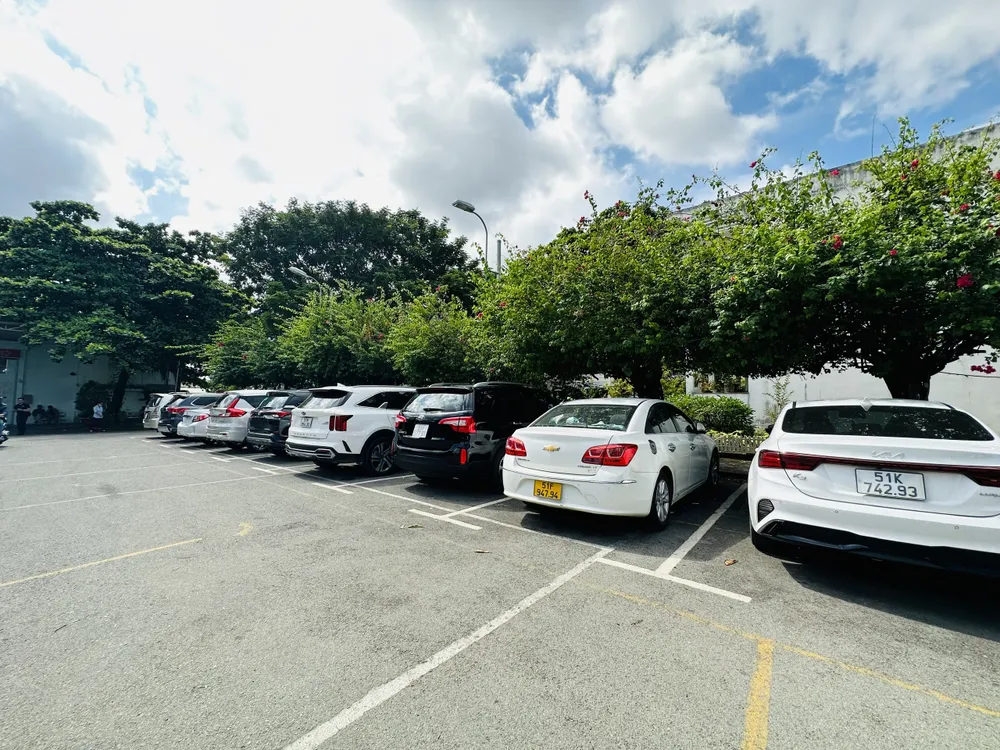 Các phương tiện tới làm thủ tục cấp biển số định danh. Ảnh: CHÍ THẠCH