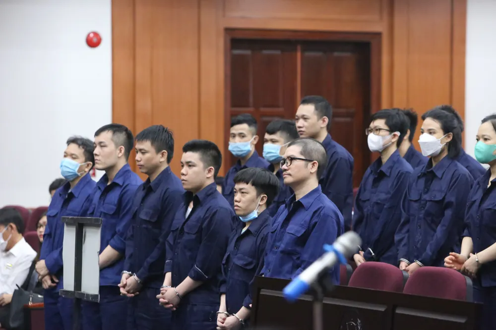 Các bị cáo trong vụ án “Lừa đảo chiếm đoạt tài sản”, “Rửa tiền” xảy ra tại Công ty địa ốc Alibaba do Nguyễn Thái Luyện và đồng phạm thực hiện. Các bị cáo trong vụ án “Lừa đảo chiếm đoạt tài sản”, “Rửa tiền” xảy ra tại Công ty địa ốc Alibaba do Nguyễn Thái Luyện và đồng phạm thực hiện.