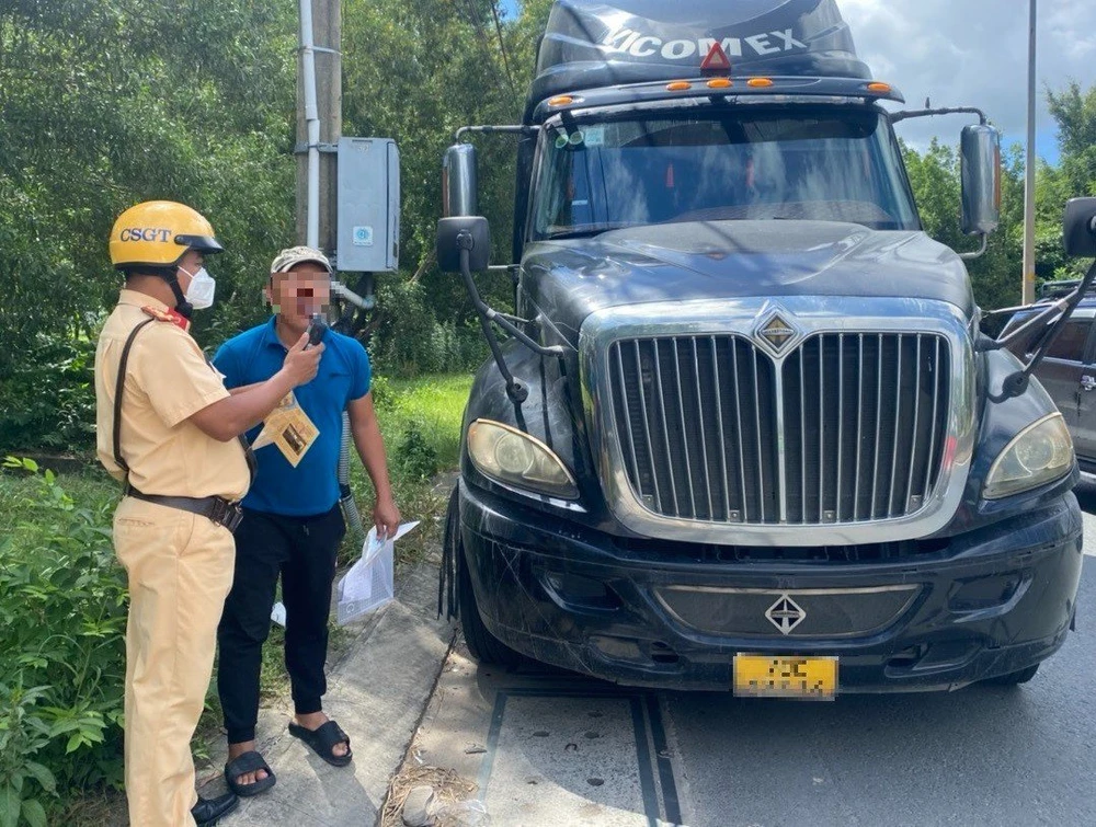 CSGT TPHCM kiểm tra tài xế xe container