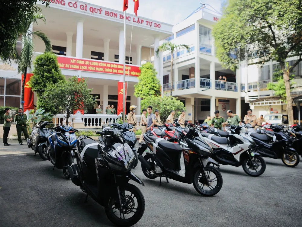 Xế độ của nhóm quái xế tại công an Xế độ của nhóm quái xế tại công an