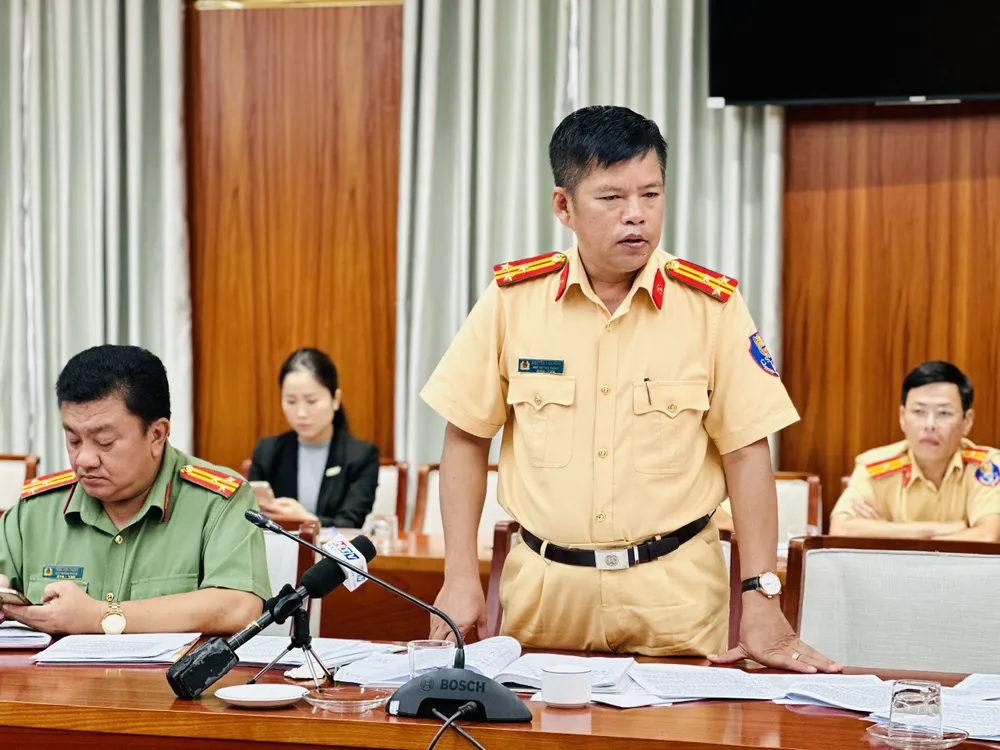 Thượng tá Nguyễn Văn Bình trả lời đoàn giám sát. Ảnh: CHÍ THẠCH Thượng tá Nguyễn Văn Bình trả lời đoàn giám sát. Ảnh: CHÍ THẠCH