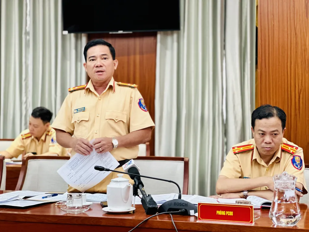 Thượng tá Đoàn Văn Quới, Phó Phòng PC08 trả lời đoàn giám sát. Ảnh: CHÍ THẠCH Thượng tá Đoàn Văn Quới, Phó Phòng PC08 trả lời đoàn giám sát. Ảnh: CHÍ THẠCH