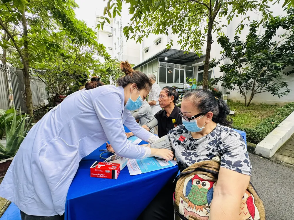 Nhân viên y tế khám chữa bệnh cho người dân tại Ngày hội Chăm sóc sức khỏe Nhân viên y tế khám chữa bệnh cho người dân tại Ngày hội Chăm sóc sức khỏe