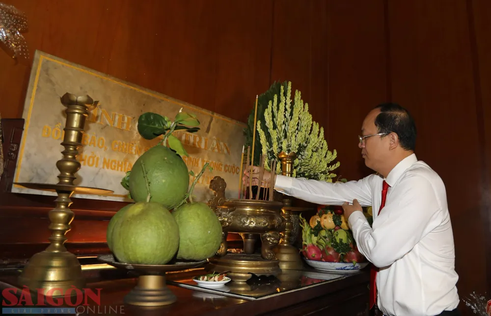 Phó Bí thư Thành ủy TPHCM Nguyễn Hồ Hải dâng hương. Ảnh: DŨNG PHƯƠNG Phó Bí thư Thành ủy TPHCM Nguyễn Hồ Hải dâng hương. Ảnh: DŨNG PHƯƠNG