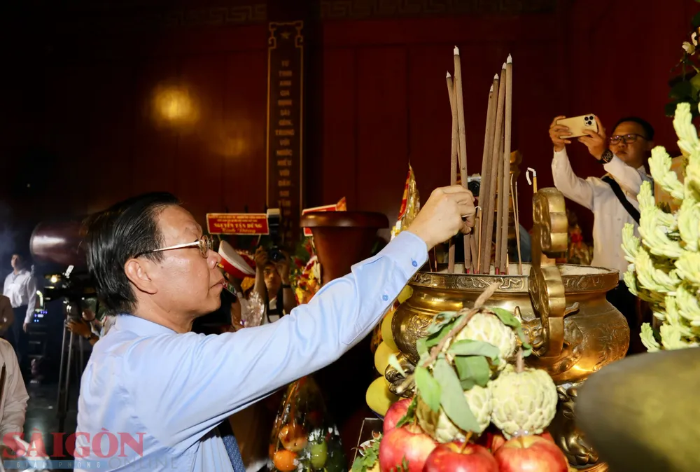Chủ tịch UBND TPHCM Phan Văn Mãi dâng hương. Ảnh: DŨNG PHƯƠNG Chủ tịch UBND TPHCM Phan Văn Mãi dâng hương. Ảnh: DŨNG PHƯƠNG