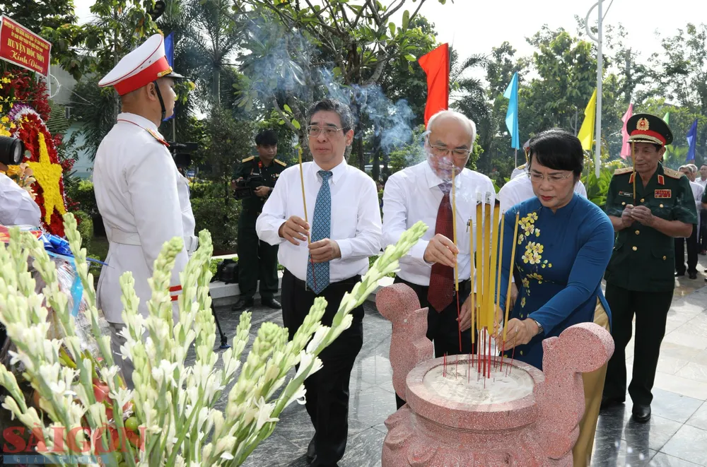 Các đồng chí lãnh đạo TPHCM dâng hương. Ảnh: DŨNG PHƯƠNG Các đồng chí lãnh đạo TPHCM dâng hương. Ảnh: DŨNG PHƯƠNG