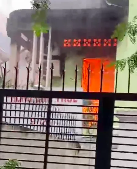 Ngọn lửa bùng cháy dữ dội